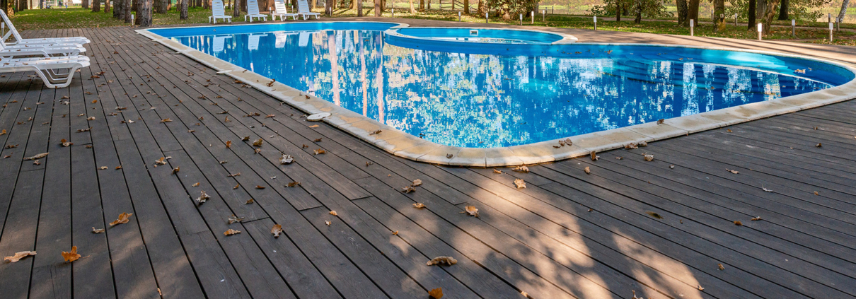 Showroom deck wpc en piscina color brown