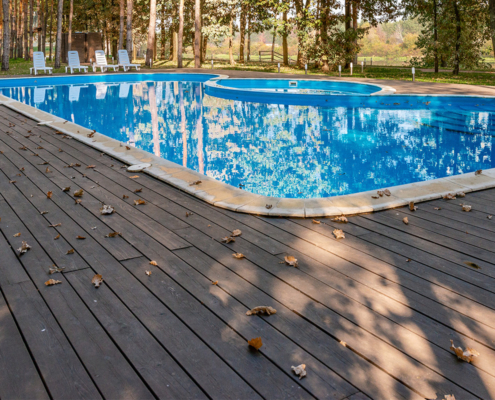 Showroom deck wpc en piscina color brown