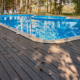 Showroom deck wpc en piscina color brown