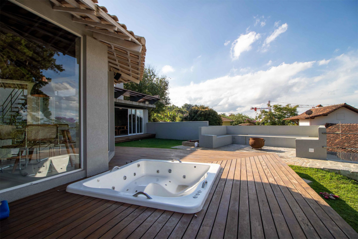 Showroom deck wpc en jacuzzi exterior