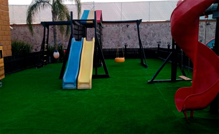 pasto sintético en patio de juegos para niños