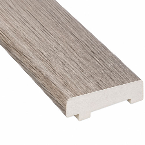 Zoclo Plano Villa Pisos Zoclo plano de PVC para piso vinílico SPC en tono gris madera.